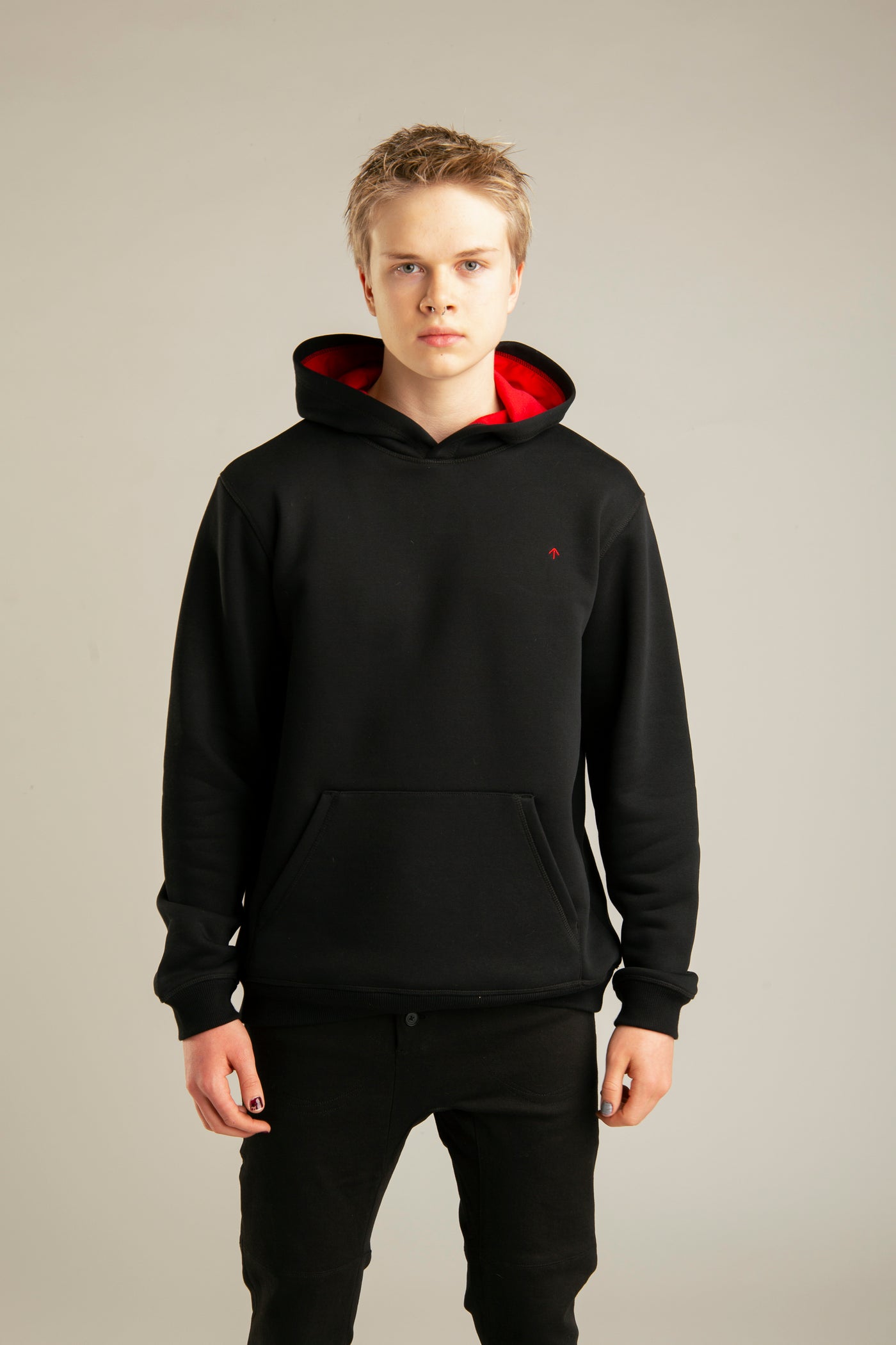 Hoodie mit Pfeil-Stickerei für Herren | Schwarz, rot