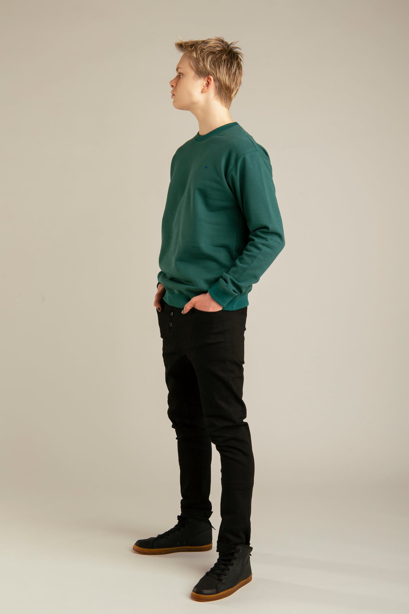 Pullover für Herren, Basic mit Pfeil-Stickerei | Grün