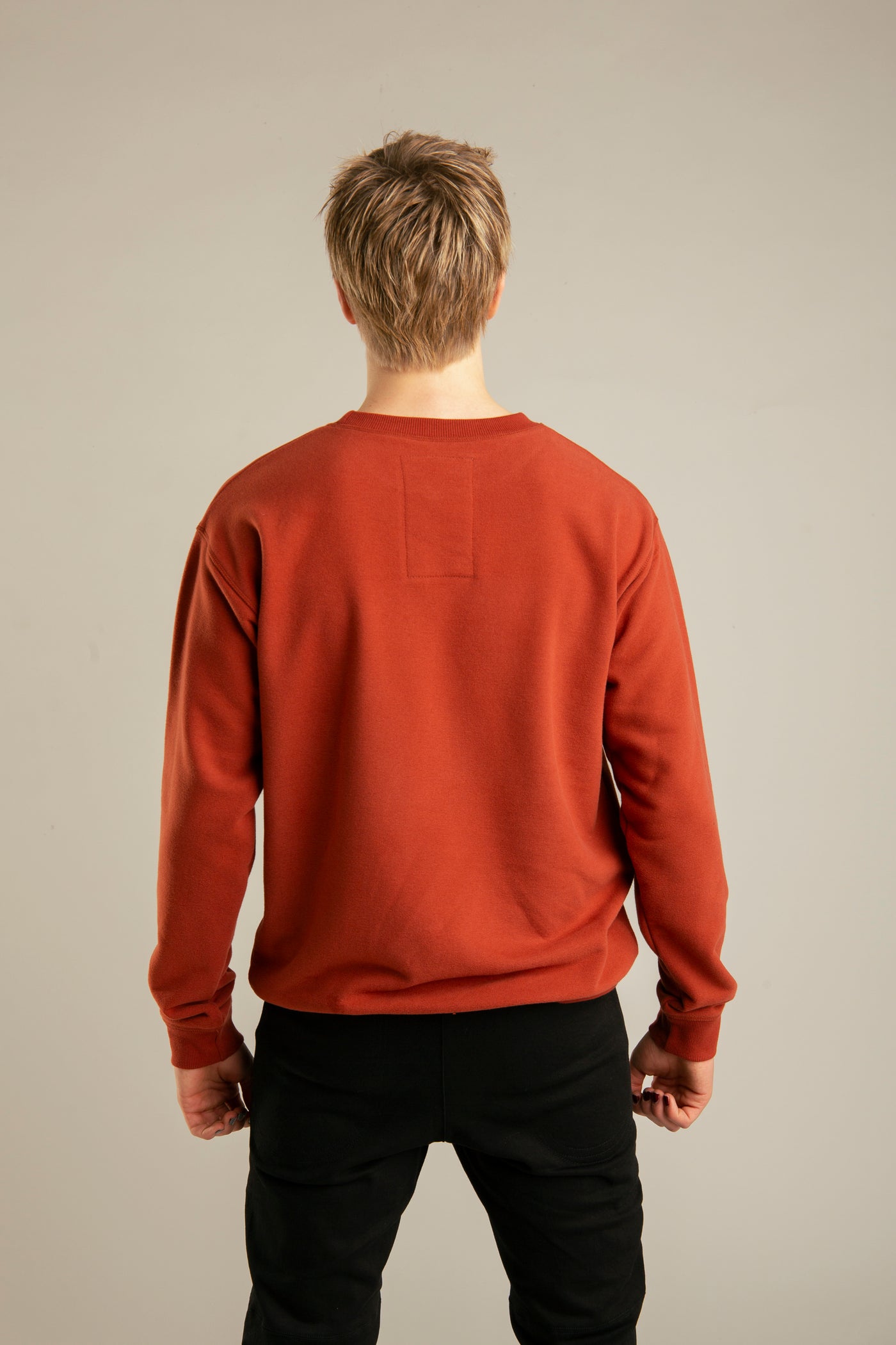 Pullover für Herren, Basic mit Pfeil-Stickerei | Ziegelrot
