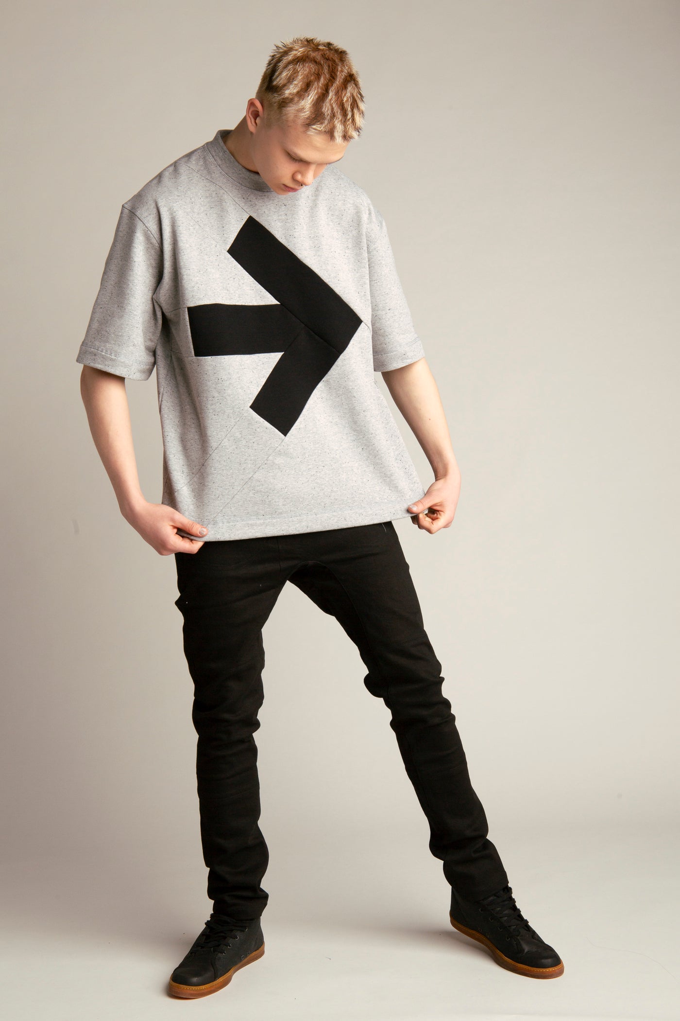 Übergroßes Herren-T-Shirt mit Pfeil | Grau, Schwarz