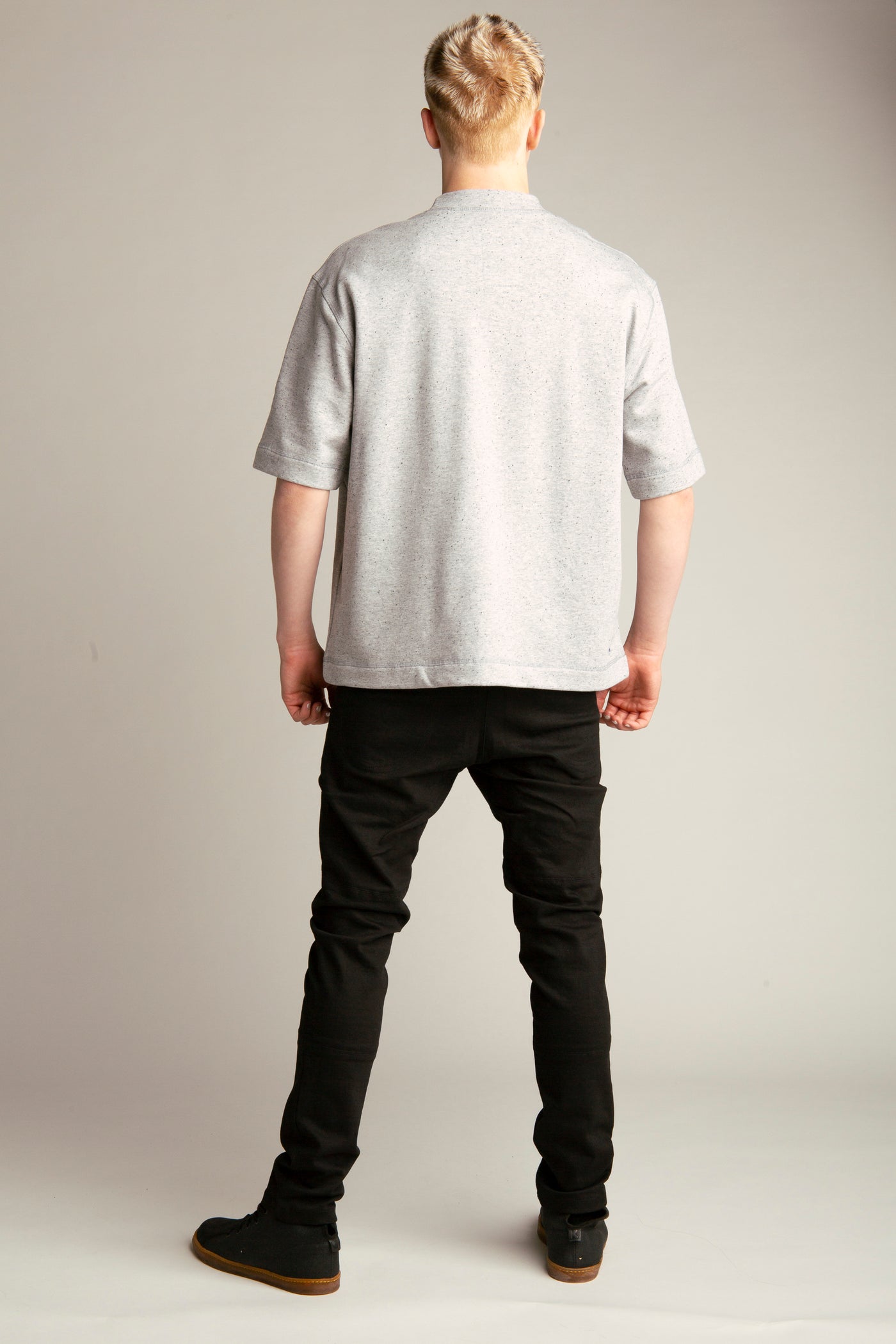 Meeste oversized noolega t-särk | Hall, must