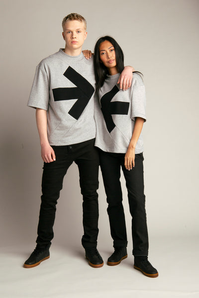 Übergroßes Damen-T-Shirt mit Pfeil | Grau, Schwarz
