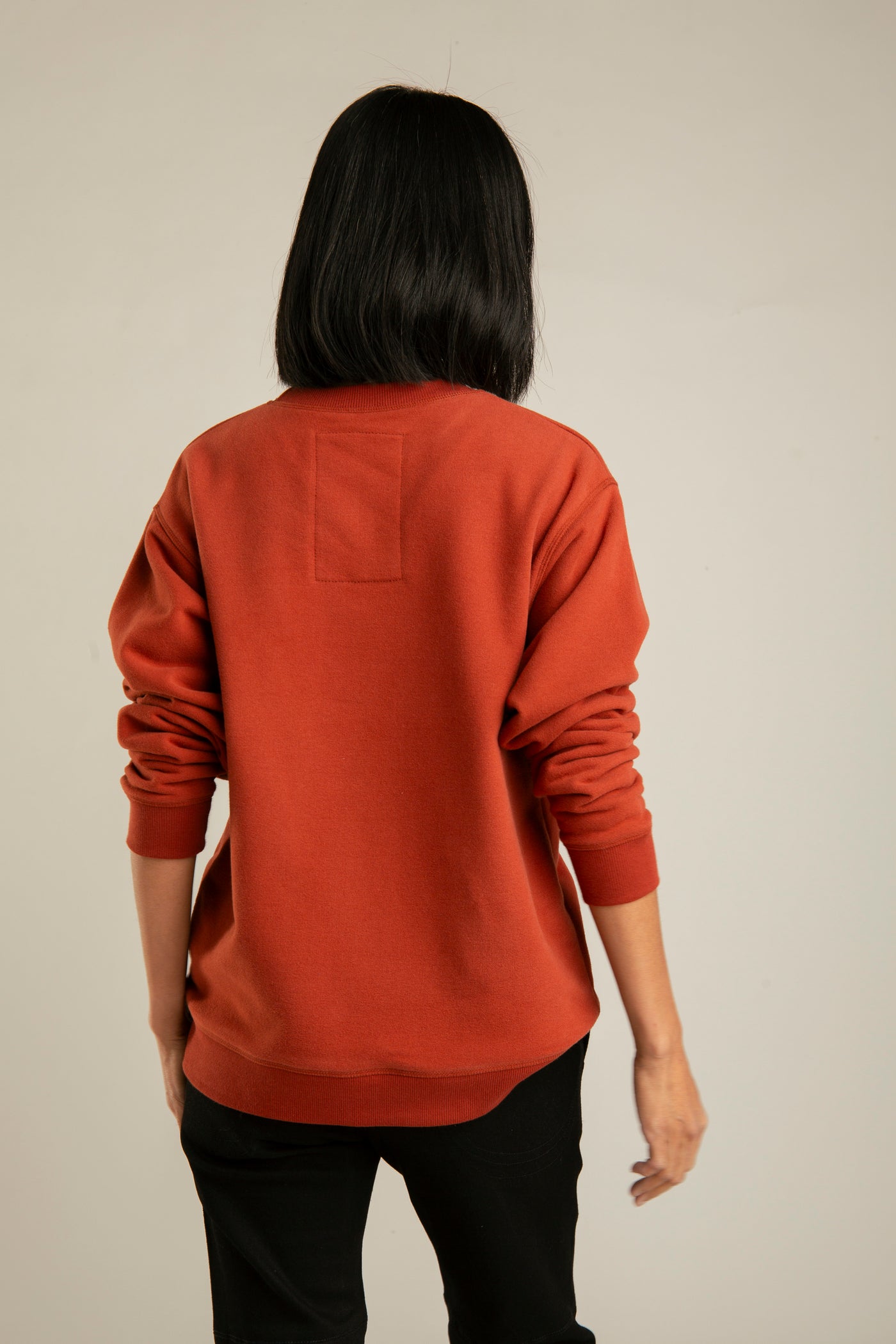 Pullover für Damen, Basic mit Pfeil-Stickerei | Ziegelrot