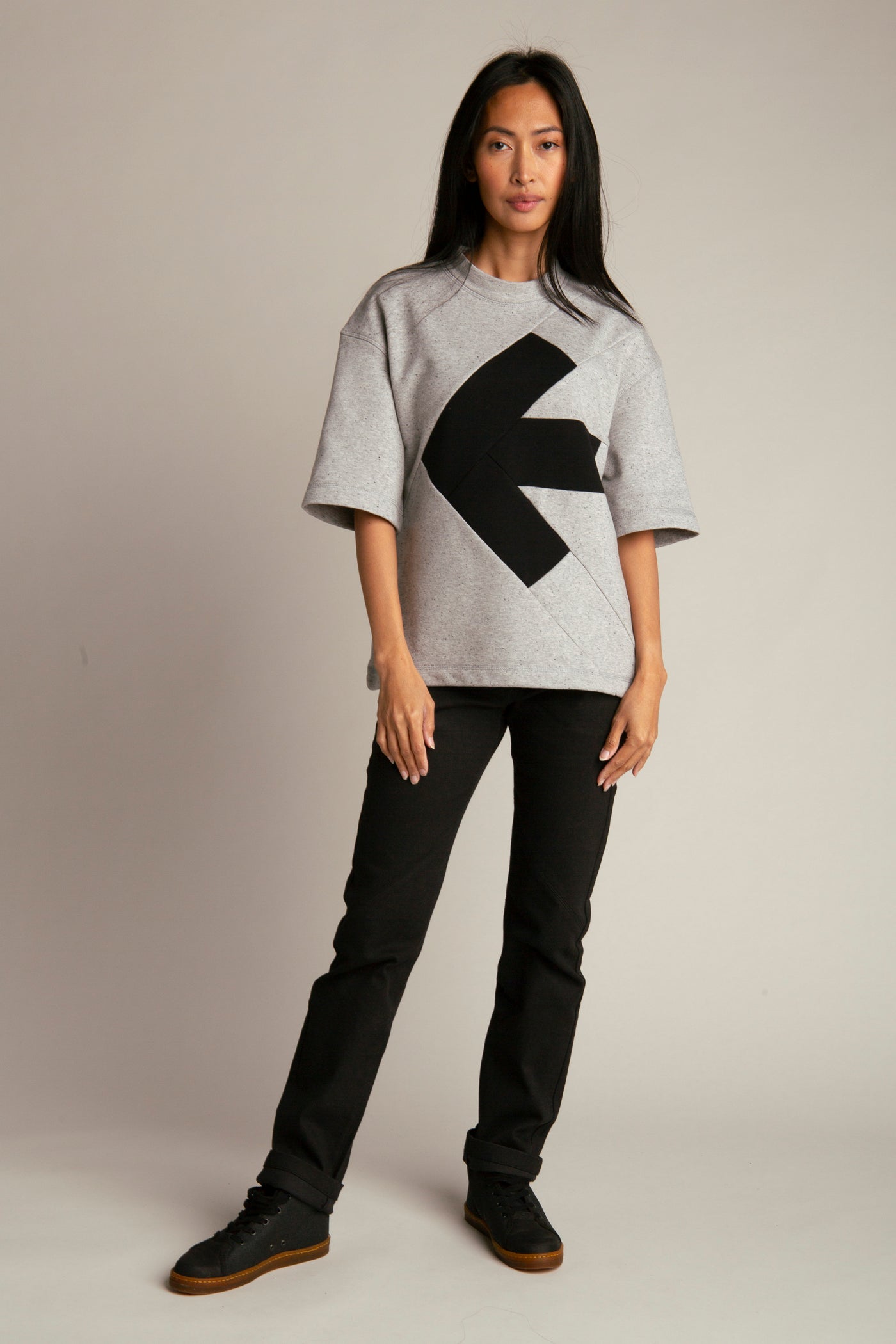 Übergroßes Damen-T-Shirt mit Pfeil | Grau, Schwarz