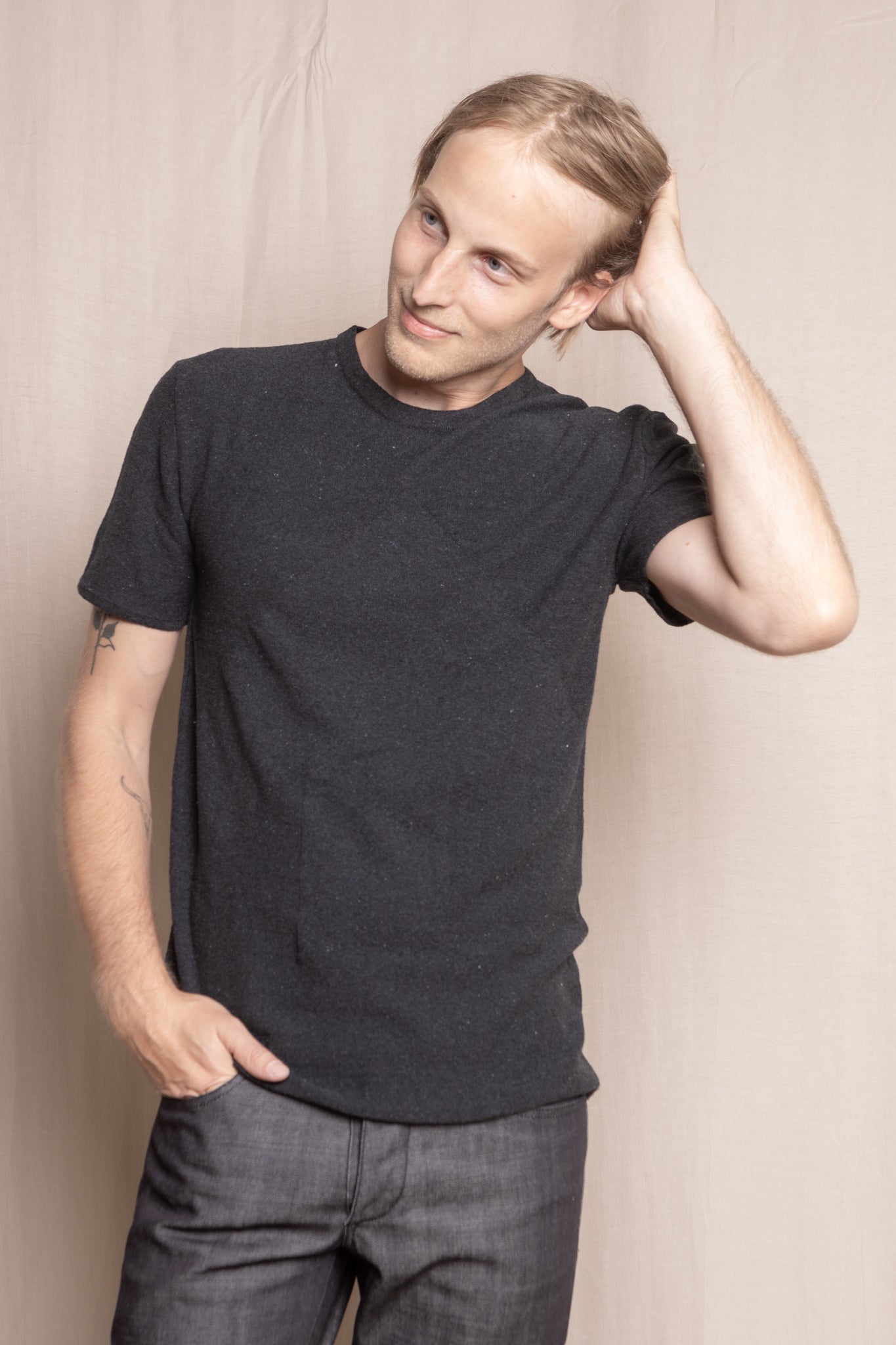 Knitted t-shirt from recycled denim | Black - Reet Aus