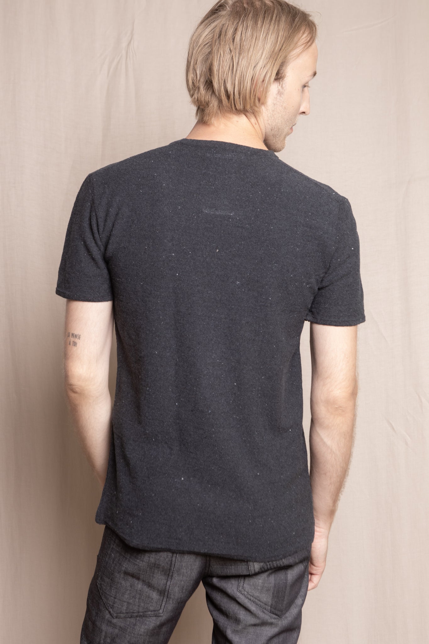 Knitted t-shirt from recycled denim | Black - Reet Aus