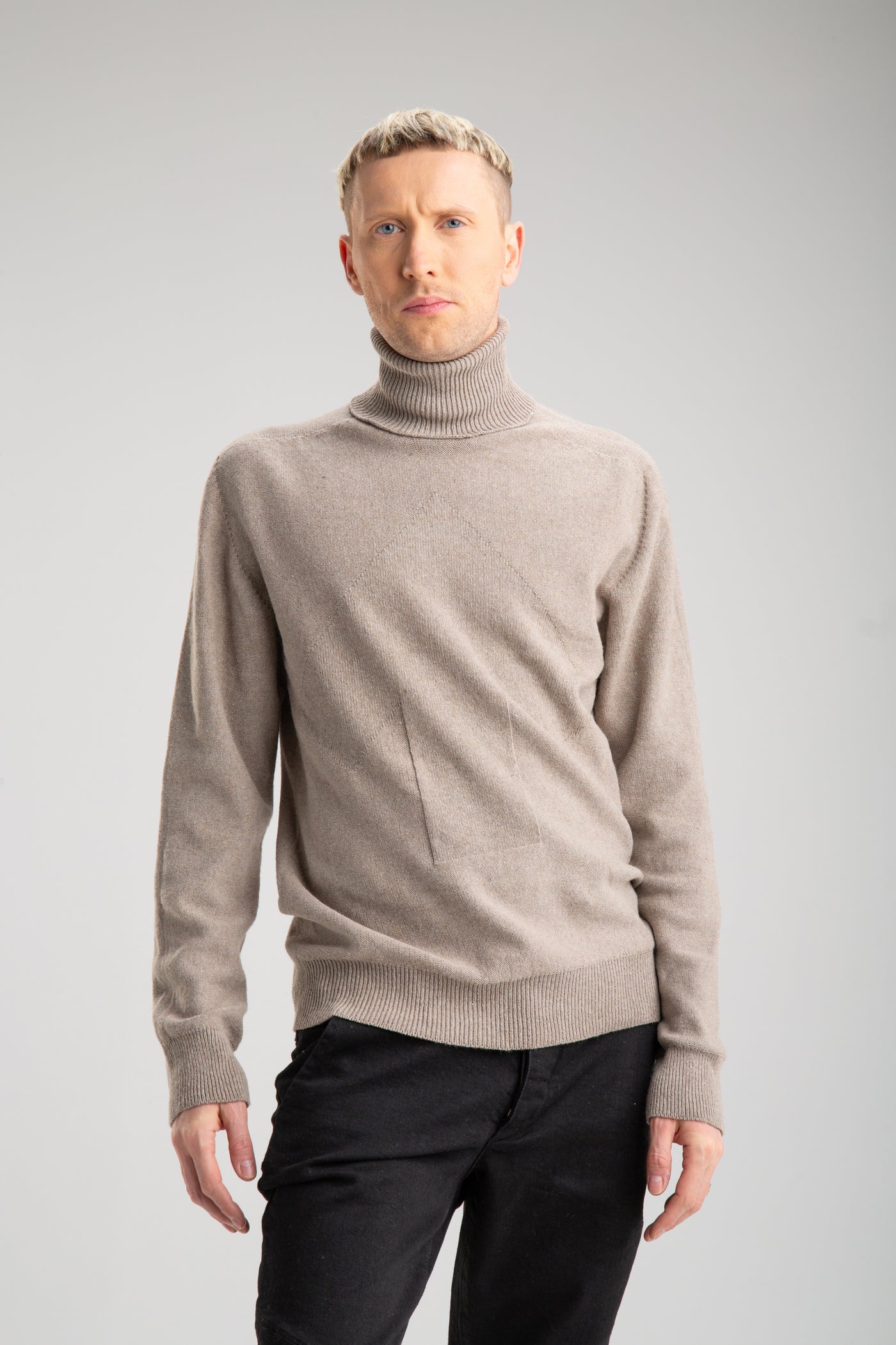 Meeste õmblusteta kõrge kaelusega sviiter | Beež
